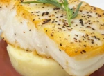 Морской окунь с соусом из красного вина