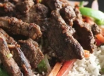 Рисовая чаша с полосками говяжьего стейка