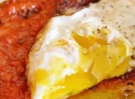 Жареные яйца с соусом ромеско