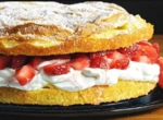 Меренговый слоёный пирог с клубникой