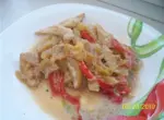 Куриные грудки со сметанно-овощным соусом