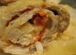 Рулетики из свининки с помидорками и сыром в кефирной заливке